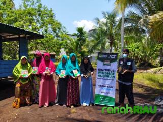 Mushaf Alquran dan beras Gratis sapa Mualaf suku Akit di pulau Penyalai